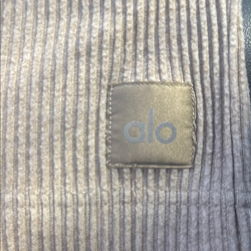 ALO Yoga size medium Women's Ribbed Beige or cream Shorts - Picture 6 of 7
